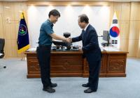 [부산교육청] 김석준 교육감, 우암초 통학로 안전 지킨 경찰관에 감사장 수여 외