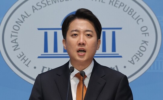 개혁신당 이준석 대선후보가 5월 22일 서울 여의도 국회 소통관에서 국민의힘 김문수 대선후보와의 단일화 요구에 대해 응하지 않겠다는 입장 발표 긴급 기자회견을 하고 있다. 사진=연합뉴스