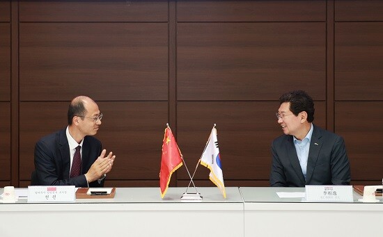 이상일 용인특례시장이 22일 중국 장쑤성 양저우시 대표단과 가진 간담회에서 천쥔 양저우시 부시장과 환담을 나누고 있다. 사진=용인특례시 제공