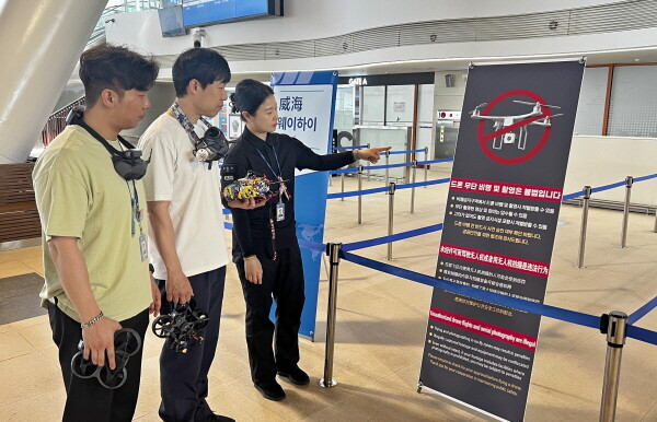 인천항 여객터미널 이용객을 대상으로 계도 활동을 하고 있다.  사진=인천항만공사 제공