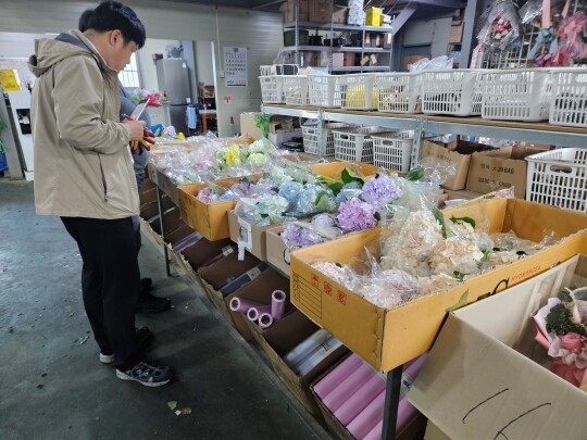 국립농산물품질관리원 관계자가 국내에 유통되는 화훼의 원산지 표시 점검을 하는 모습. 사진=국립농산물품질관리원 제공