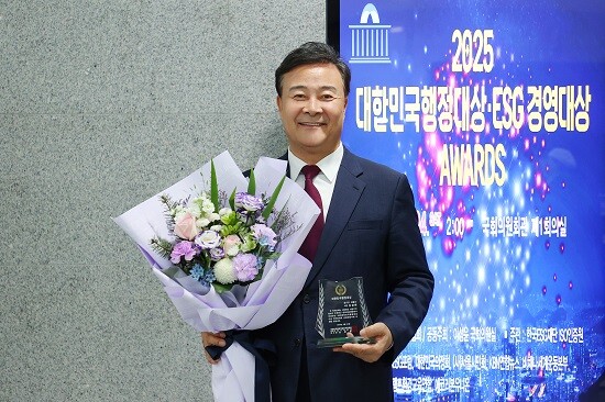 김성재 의왕시장이 24일 2025 대한민국 행정대상 시상식에서 대상을 수상한 뒤 기념촬영하고 있다. 사진=의왕시 제공