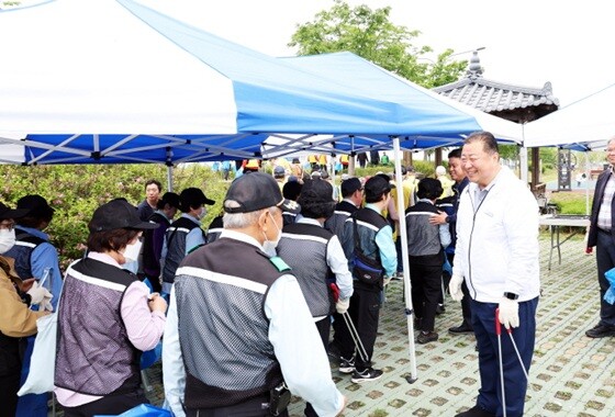 김경일 파주시장(오른쪽)이 문산노을길 일대에서 열린 '국토대청소' 행사에 참여한 시민들과 인사를 나누고 있다. 사진=파주시 제공