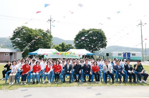 사회복지법인 씨엘 창립 35주년 종사자 단합대회에서 전진선 양평군수와 김선교 국회의원, 오혜자 군의회 부의장 및 군의원, 신동원 문화복지국장, 김윤호 가족복지과장 등 내빈과 종사자들이 기념촬영을 하고 있다. 사진=사회복지법인 씨엘 제공