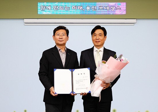 이상일 용인특례시장이 29일 김진형 씨에게 재단법인 용인시시민프로축구단 단장 임명장을 수여한 뒤 기념촬영하고 있다. 사진=용인특례시 제공