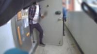 양손에 흉기 들고 아파트 배회하다 경찰에 검거된 50대 남성