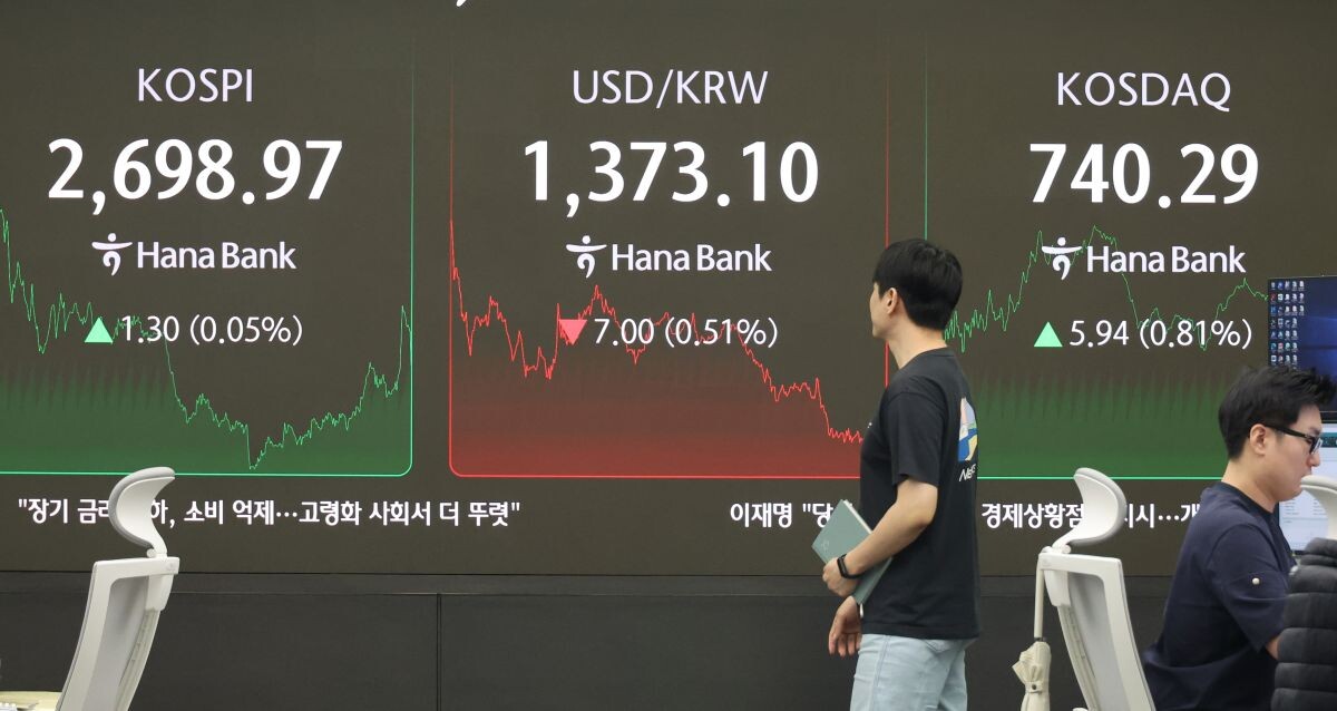코스피와 코스닥은 대선 하루 전인 2일 모두 상승 마감했다. 사진은 이날 서울 하나은행 본점 딜링룸 모습. 사진=연합뉴스