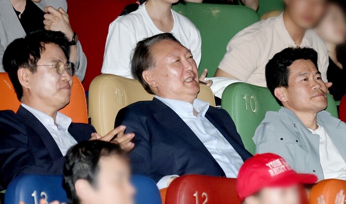 윤석열 전 대통령이 5월 21일 서울 메가박스 동대문에서 영화 '부정선거, 신의 작품인가'를 관람하고 있다. 왼쪽부터 이영돈 PD, 윤 전 대통령, 전한길 전 한국사 강사. 사진=연합뉴스