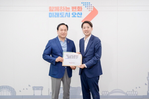 (왼쪽부터) 이권재 오산시장과 이준석 국회의원이 기념촬영을 하고 있다. 사진=오산시 제공