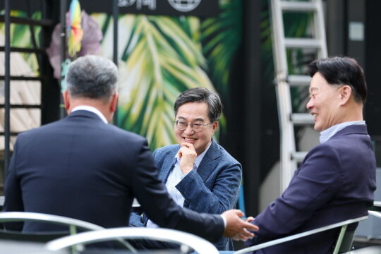 7일 김진경 의장, 최종현, 김정호 대표의원과 만난 김동연 경기도지사. 사진=경기도