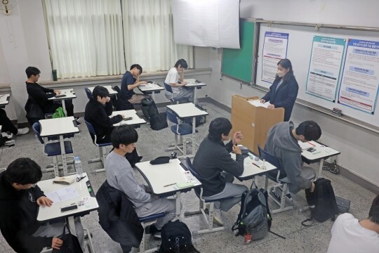 2025학년도 대학수학능력시험(수능)이 치러진 지난해 11월 14일 오전 서울 서초구 반포고등학교에 마련된 고사장에서 수험생들이 시험을 준비하고 있다. 사진=사진공동취재단