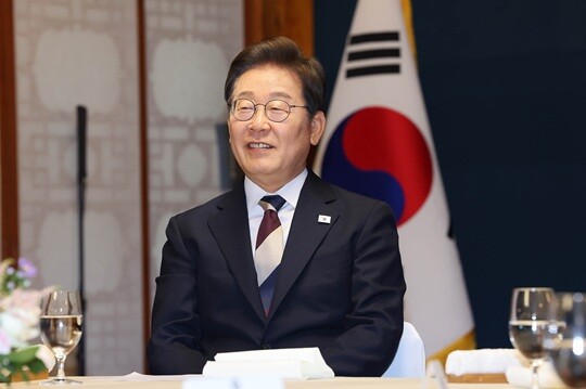 대통령 취임선서 및 오찬 자리에서 환담 중인 이재명 대통령. 사진=국회사진기자단