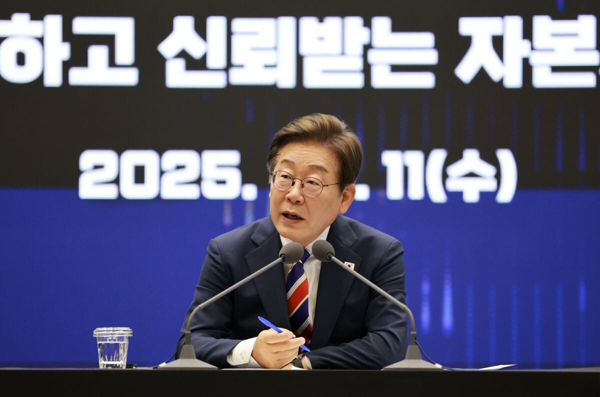 이재명 대통령이 11일 서울 영등포구 한국거래소에서 열린 주식시장 불공정거래 근절을 위한 현장 간담회에서 참석자 질문에 답하고 있다. 사진=연합뉴스