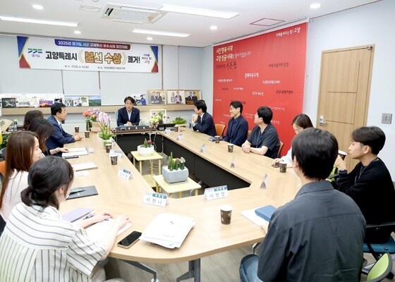 이동환 고양특례시장이 '2025년 시군 규제혁신 우수사례 경진대회' 우수상 수상 관련 부서(자원순환과, 법무담당관) 관계자들을 격려하고 있다. 사진=고양특례시 제공