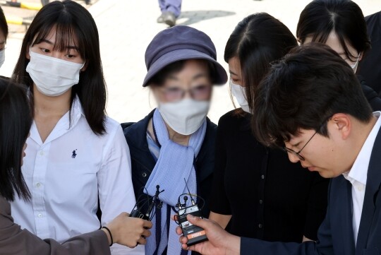통장 잔고 증명서 위조 혐의 등으로 2023년 7월 징역 1년을 선고받고 복역 중이던 윤석열 대통령의 장모 최은순 씨가 지난해 5월 14일 오전 가석방 돼 서울동부구치소를 나서고 있는 모습. 사진=박정훈 기자