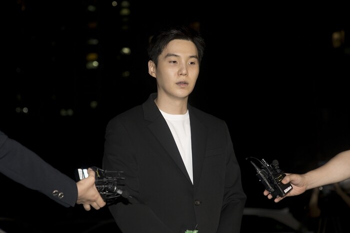 지난해 8월 불거진 슈가의 전동 스쿠터 음주운전 논란 탓에 일부에서는 슈가의 거액 기부가 면죄부가 될 수 없다는 비판론도 나온다. 사진=이종현 기자