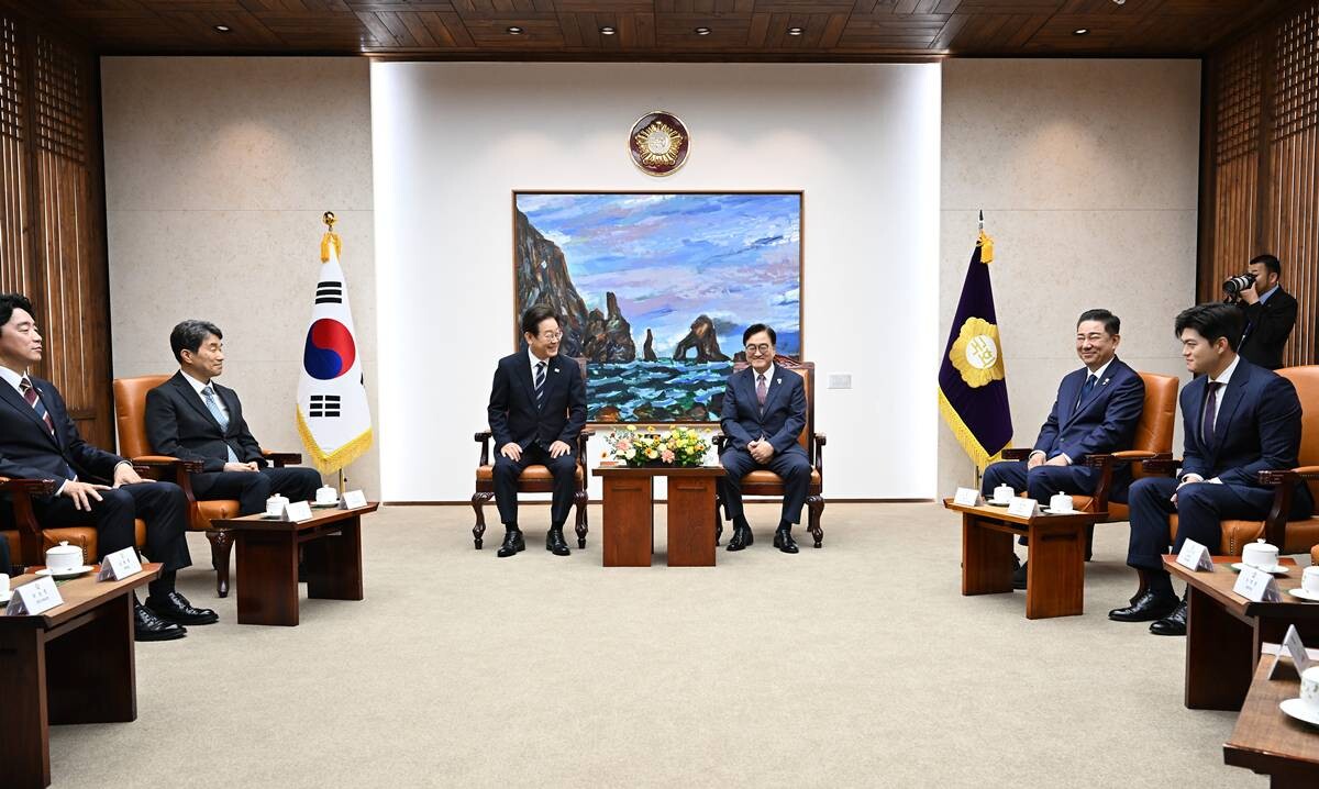 26일 국회에서 추가경정예산 시정연설에 앞서 우원식 국회의장, 여야 대표와 환담 중인 이재명 대통령. 사진=연합뉴스