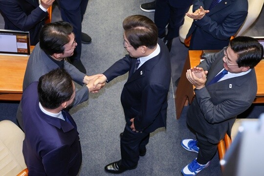 이재명 대통령이 6월 26일 오전 서울 여의도 국회에서 2025년도 제2회 추가경정예산안에 대한 정부의 시정연설을 하기 위해 본회의장에 입장하며 김민석 국무총리 후보자와 악수하고 있다. 사진=국회사진기자단