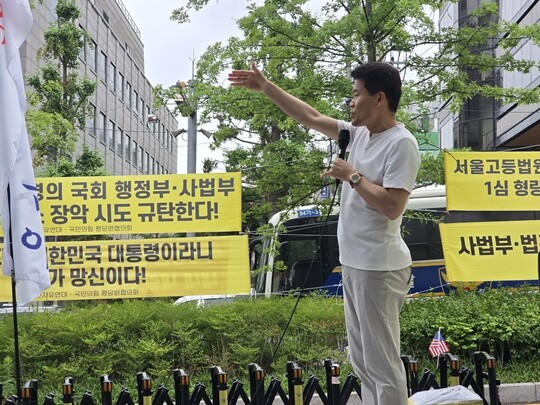 6월 28일 역사강사 전한길 씨가 무대 위에서 윤석열 전 대통령 지지 발언을 하고 있다. 사진=이강원 기자