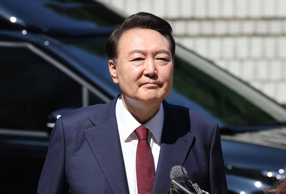 윤석열 전 대통령이 지난 23일 오전 서울 서초구 서울중앙지방법원에서 내란 우두머리 혐의 사건 8차 공판에 출석하고 있다. 사진=사진공동취재단