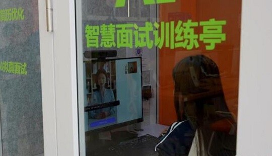AI 면접 부스에서 면접을 보고 있는 학생. 사진=SNS 캡처