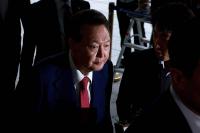 윤석열, 내란특검 2차 출석…계엄 선포문 작성 관여 묻자 '묵묵부답'