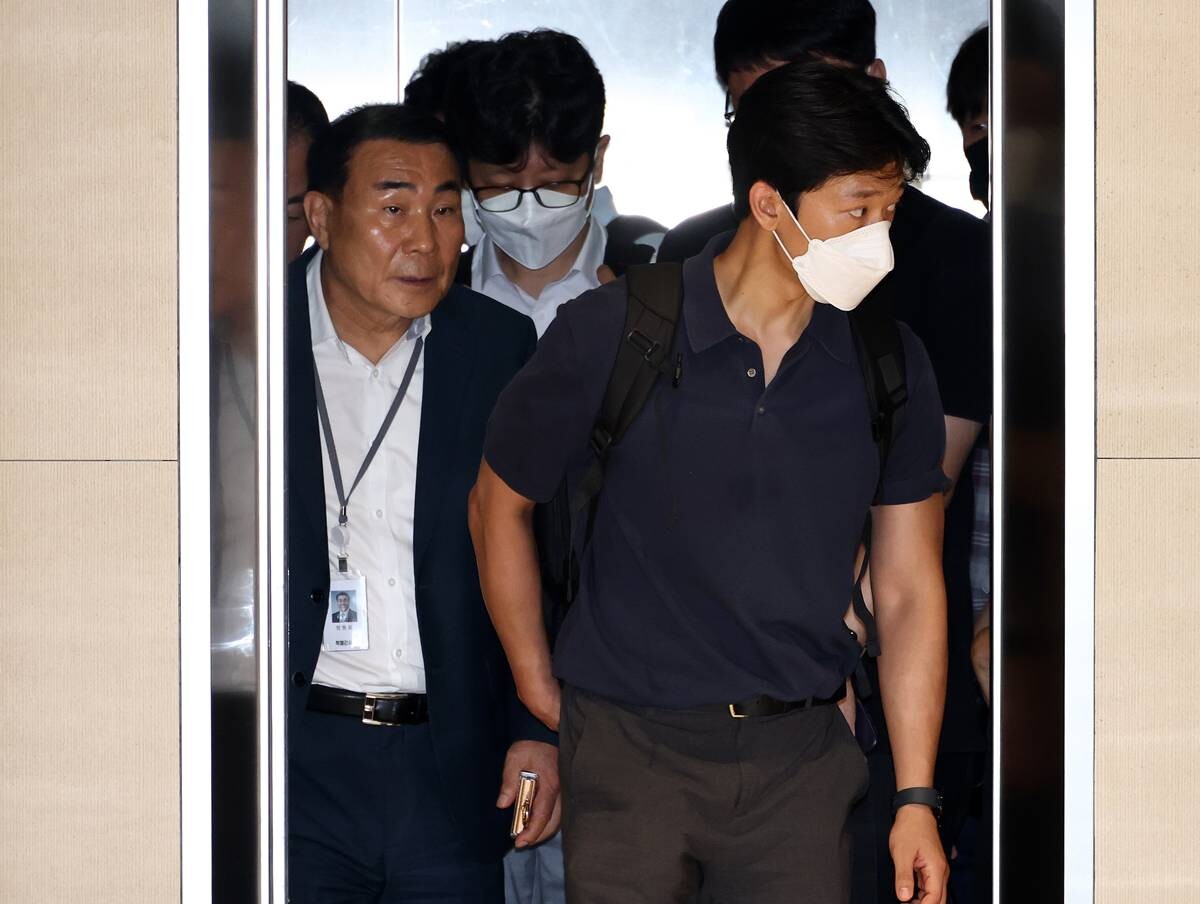 민중기 특별검사팀이 지난 3일 서울 종로구 삼부토건이 입주한 빌딩에서 압수수색 중 이동하는 모습. 사진=연합뉴스