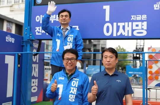 송정빈 전 민주당 시의원이 자신의 페이스북에 올린 사진. 송 전 시의원은 지난 대선에서 안 의원과 함께 이재명 대통령 후보자 지원유세에 나서기도 했다. 유세 트럭에 탄 안규백 의원과 가장 오른쪽에 서 있는 사람이 송 전 시의원=송정빈 페이스북 갈무리