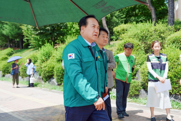 이권재 오산시장이 관내 폭염 대응시설 전반에 대한 현장점검을 실시하며 시민 안전 확보에 나섰다. 사진=오산시 제공