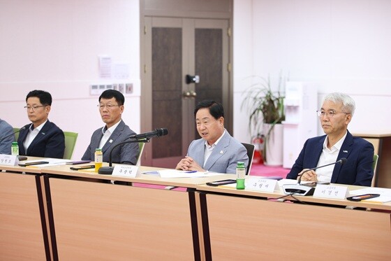 주광덕 남양주시장(오른쪽 2번째)이 '2025년 공무원노조 단체교섭 상견례'에서 인사말을 전하고 있다. 사진=남양주시 제공