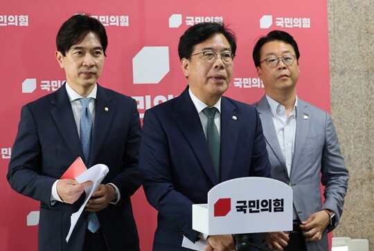 국민의힘 송언석 비대위원장 겸 원내대표가 7월 9일 국회에서 비공개 비상대책위원회의를 마친 뒤 새 혁신위원장을 발표하고 있다. 사진=박은숙 기자