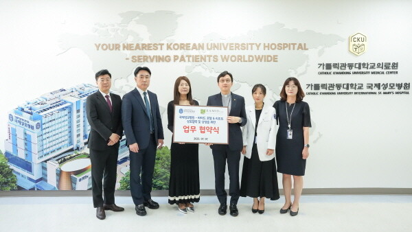 (왼쪽부터) 라미드호텔&리조트 김태완 부장, 백령기 총지배인, 문유선 총괄 대표이사고동현 병원장, 김혜윤 국제진료센터장, 김진영 국제진료센터 차장. 사진=국제성모병원 제공