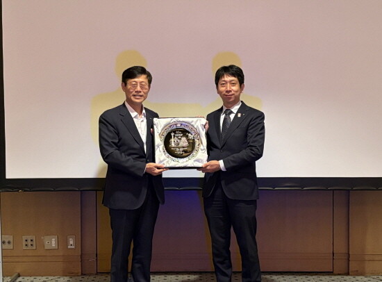 오사카항 자매항 40주년 기념식 장면. 왼쪽부터 BPA 송상근 사장, 나카코지 카즈시 오사카 항만국장. 사진=BPA 제공