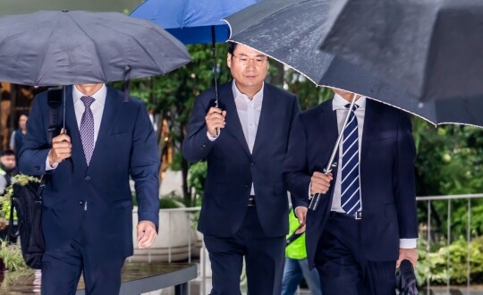 윤창호 전 한국증권금융 사장이 7월 17일 서울 종로구 KT광화문빌딩 웨스트에 마련된 김건희 씨 의혹 수사 민중기 특별검사 사무실에 출석하고 있다. 사진=최준필 기자