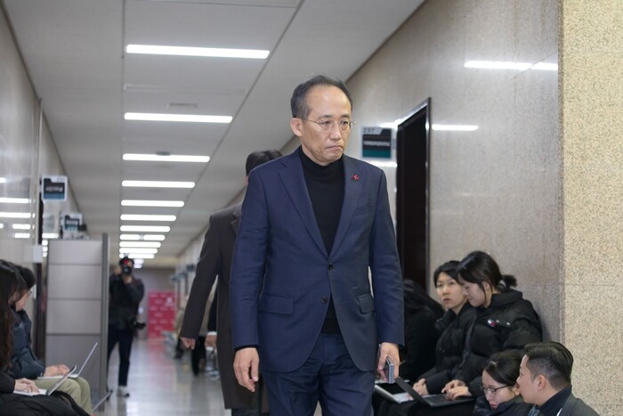 내란 특검은 ‘비상계엄 선포 당시 국민의힘 지도부의 계엄 해제 표결 방해 의혹’을 검토하고 있다.  12월 4일 비상계엄 해제 이후 국회에서 열린 국민의힘 최고위원회의에 추경호 당시 원내대표가 참석하고 있다. 사진=이종현 기자
