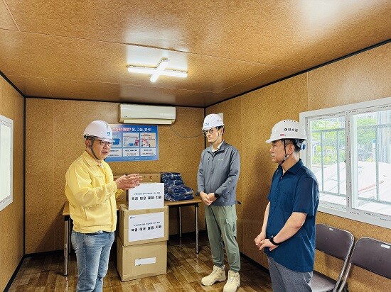 김태관 수원특례시 도시개발국장이 수원시의회 청사 건립현장을 점검하고 있다. 사진=수원특례시 제공