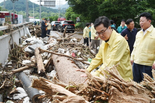 김동연 경기도지사가 집중호우로 인해 홍수 경보가 발령됐던 가평군 상면 대보교 현장을 방문해 상황 및 피해 현황을 살펴보고 있다. 사진=경기도