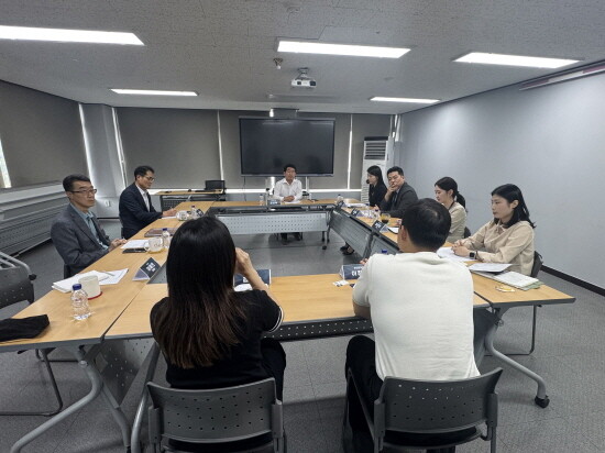 청년도전 지원사업 현장 점검 장면. 사진=경남도 제공