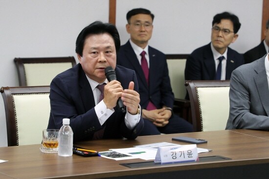 영흥 미래에너지파크 조성사업 관련 업무협약 체결 행사에서 강기윤 한국남동발전 사장이 인사말을 하고 있다. 사진=한국남동발전 제공