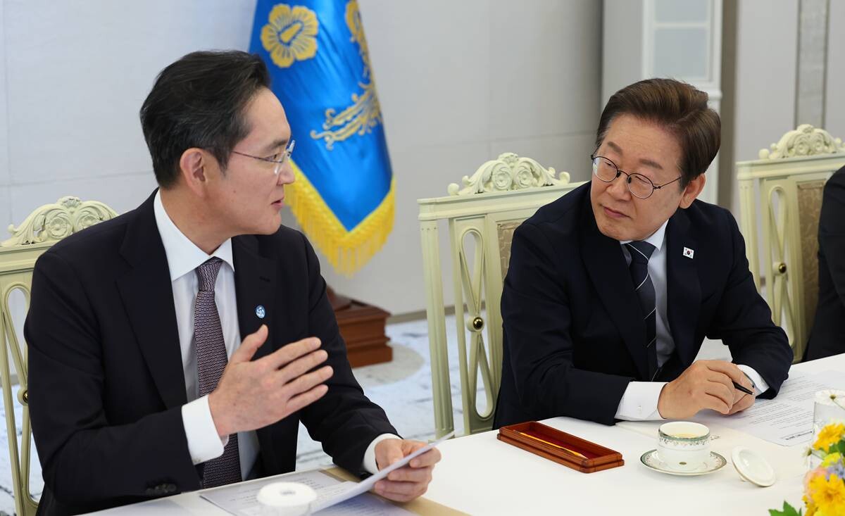이재명 대통령이 지난 6월 13일 서울 용산 대통령실에서 열린 6경제단체·기업인 간담회에서 이재용 삼성전자 회장의 발언을 듣고 있다. 사진=연합뉴스