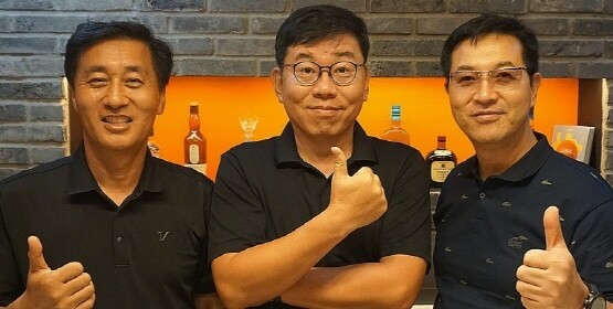 왼쪽부터 김두열 카가얀데오로 직항추진위원회 위원장 겸 한인회 부회장, 이진욱 한인회장, 최혁 IRC 대표. 사진=카가얀데오로 한인회 제공