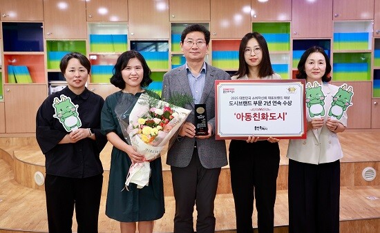 용인특례시가 아동친화도시 정책으로 2년 연속 대한민국 소비자신뢰 대표브랜드 대상을 수상했다. 사진=용인특례시 제공