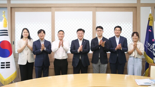 (왼쪽부터) 유혜원 ITP 벤처투자지원센터장, 박문수 인라이트벤처스 대표이사, 이종훈 더프라자 대표이사, 윤원석 인천경제자유구역청장, 김영진 테솔로 대표이사, 박성진 투자유치사업본부장, 손혜영 혁신성장도시과장. 사진=인천경제청 제공