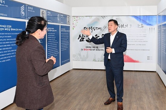 이재준 수원시장이 수원시가 발굴한 13인의 독립운동가 전시를 관람하고 있다. 사진=수원시 제공