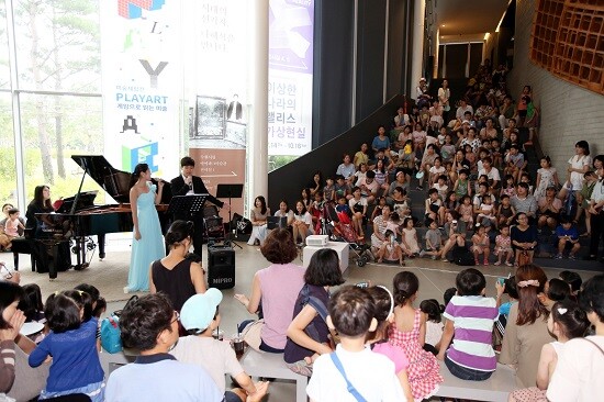 수원시립미술관 로비에서 어린이들을 위한 클래식 공연이 열리고 있다. 사진=수원시 제공