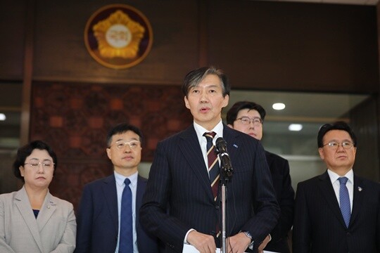 조국혁신당 조국 전 대표와 의원들이 2024년 12월 4일 오전 국회 본회의장 앞에서 윤석열대통령 탄핵 소추안을 발표하고 있다. 사진=박은숙 기자