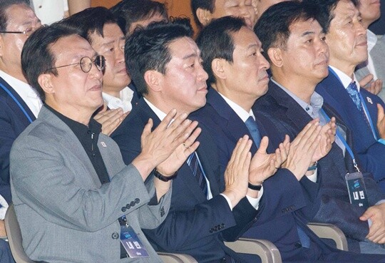 김민석 국무총리, 강훈식 비서실장, 우상호 정무수석, 김병욱 정무비서관(왼쪽부터)이 8월 2일 오후 경기 고양시 킨텍스에서 열린 제2차 임시전국당원대회에서 박수를 치고 있다. 사진=박은숙 기자