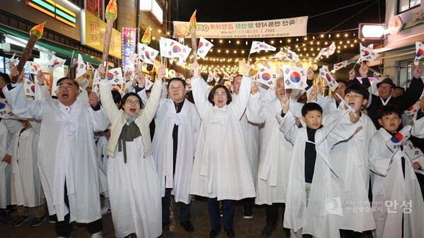 김보라 안성시장이 광복 80주년 기념 안성 4·1독립항쟁 재현행사에서 만세삼창을 하고 있다. 사진=안성시 제공