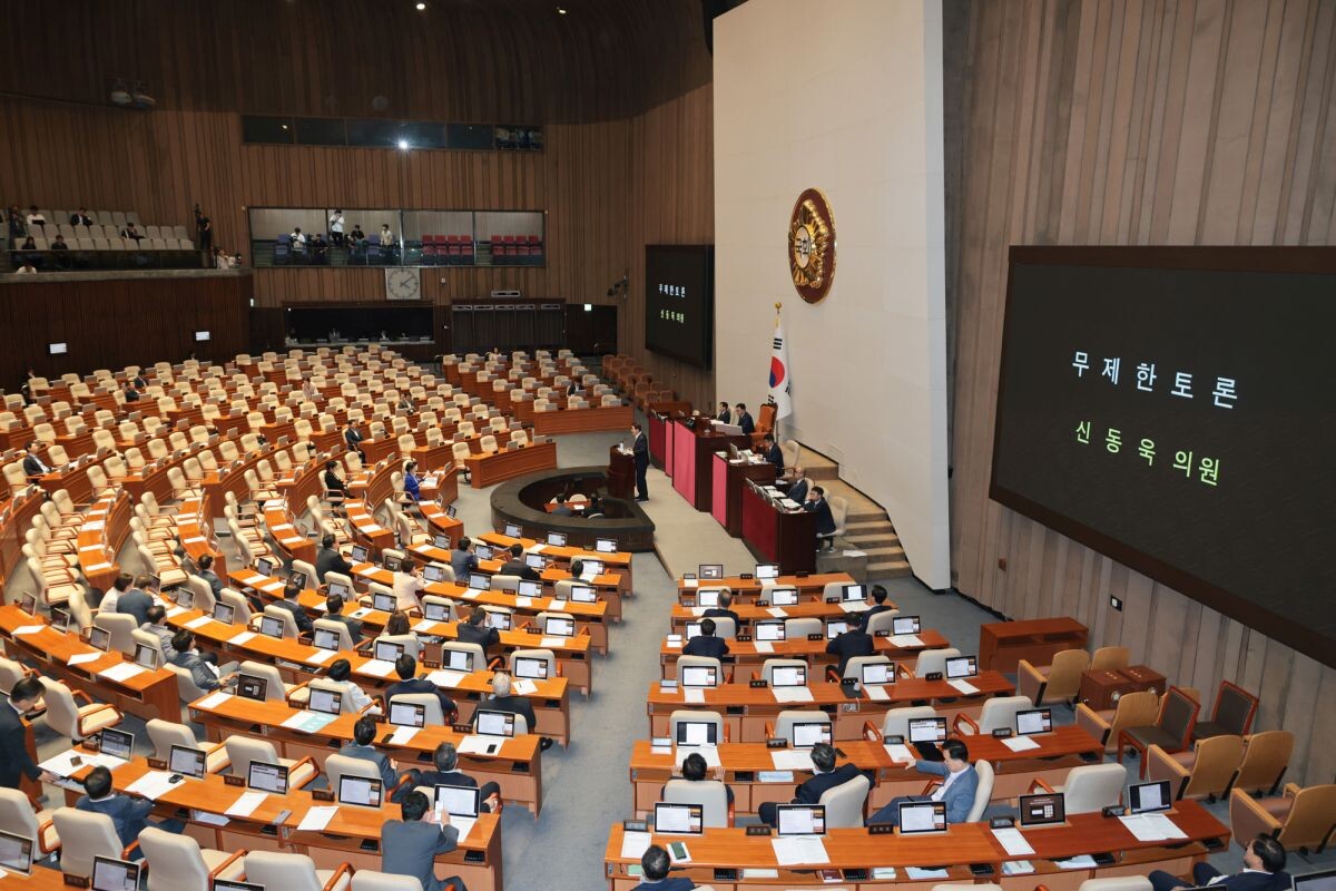 4일 국회 본회의에서 ‘방송 3법’ 중 방송법 일부개정법률안이 상정되자 신동욱 의원이 필리버스터에 나서고 있다. 사진=이종현 기자