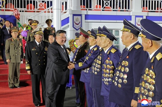 최현함 진수식에 참석한 김정은이 해군 장성들과 악수하고 있다. 사진 연합뉴스